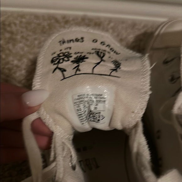 Converse High-Tops in Off-White and floral - Picture 3 of 5